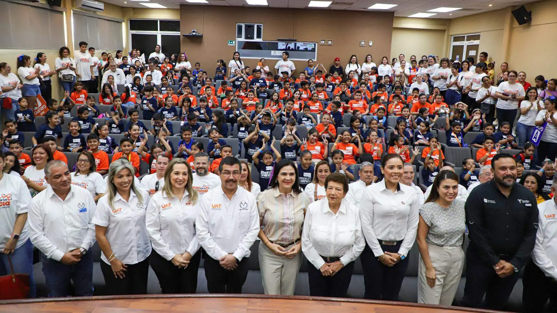 La invitación fue realizada por el Rector de la Universidad Autónoma de Tamaulipas, MVZ. Dámaso Anaya Alvarado